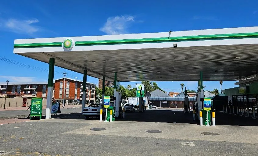 Refurbishing fuel stations while they keep trading